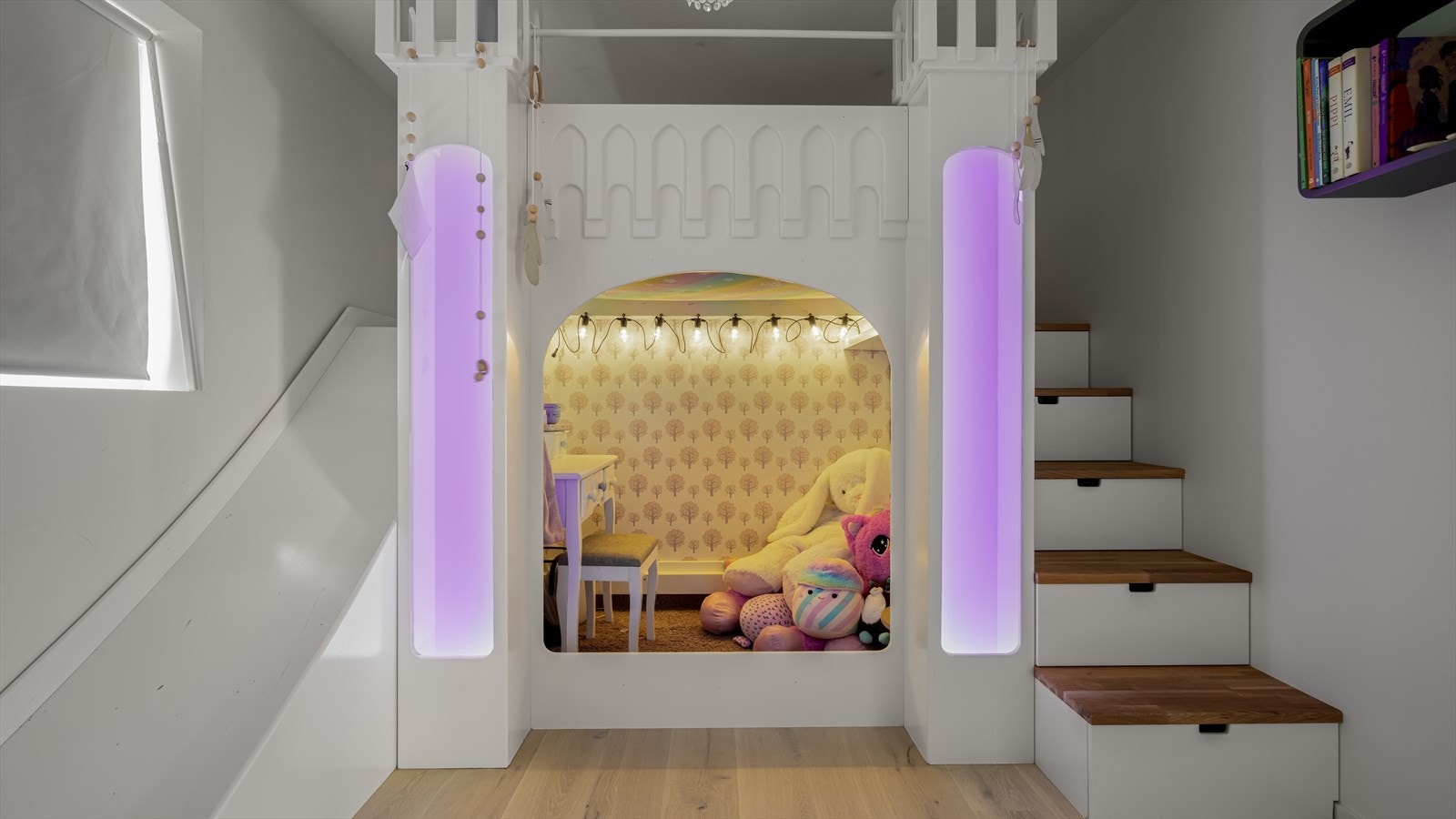 med plassbygget seng Galleribilde