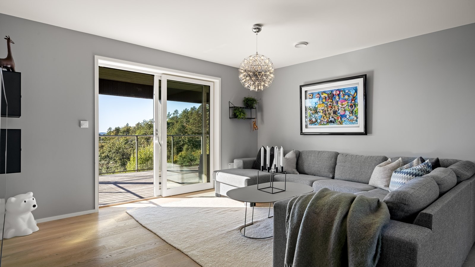 har utgang til en stor overbygget veranda Galleribilde