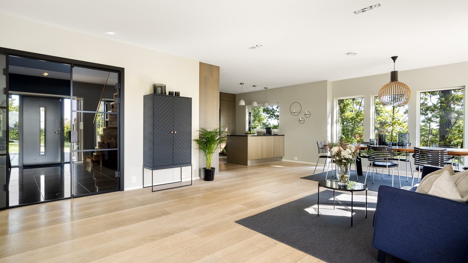 Åpen stue kjøkkenløsning i vinkel binder kjøkken og stue sammen på en god måte Galleribilde