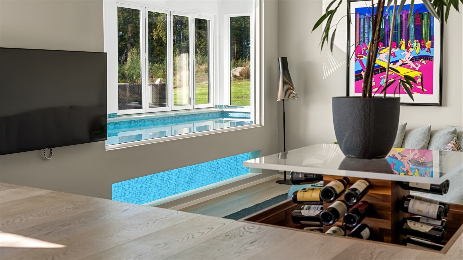 Oppbevaring av vin er integrert i bordet som har heis Galleribilde