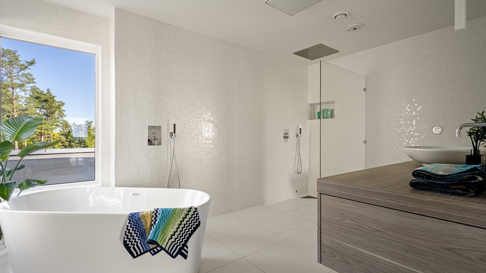 Her har man badekar og takdusj Galleribilde