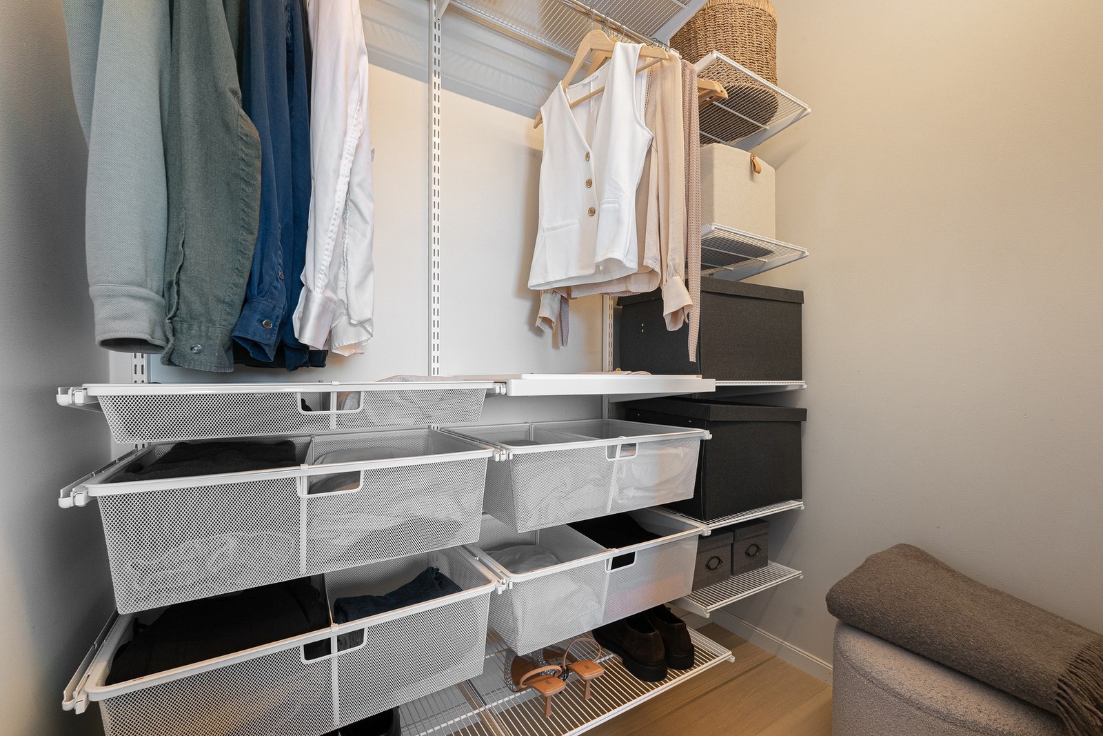 Praktisk omkledningsrom med veggmontert oppbevaringssystem med hyller, kurver og oppheng. Galleribilde