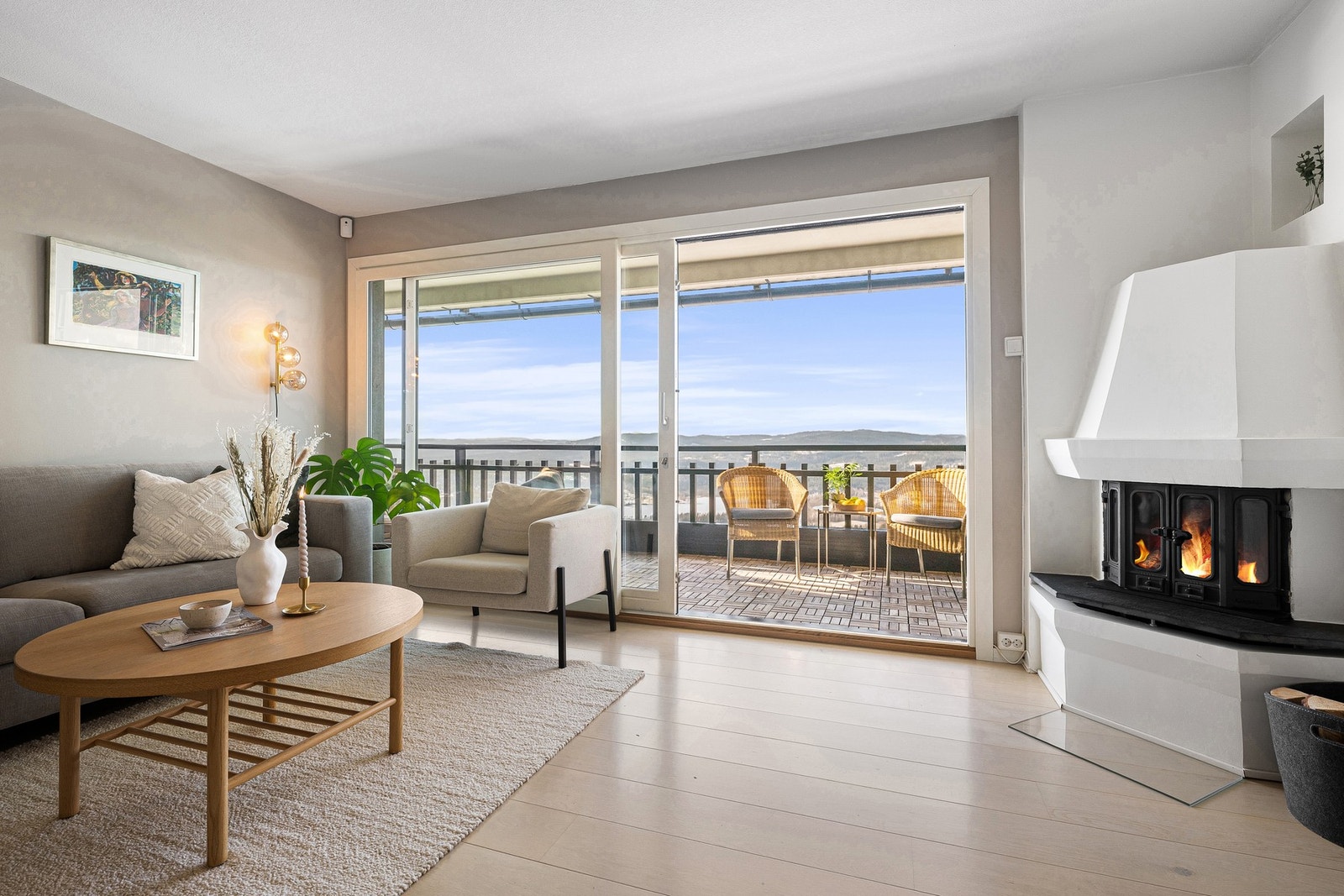 I 2024 ble balkongdør og vindu erstattet med en ny skyvedør med store vindusflater, noe som gir svært godt lysinnslipp til stue og kjøkken. Galleribilde