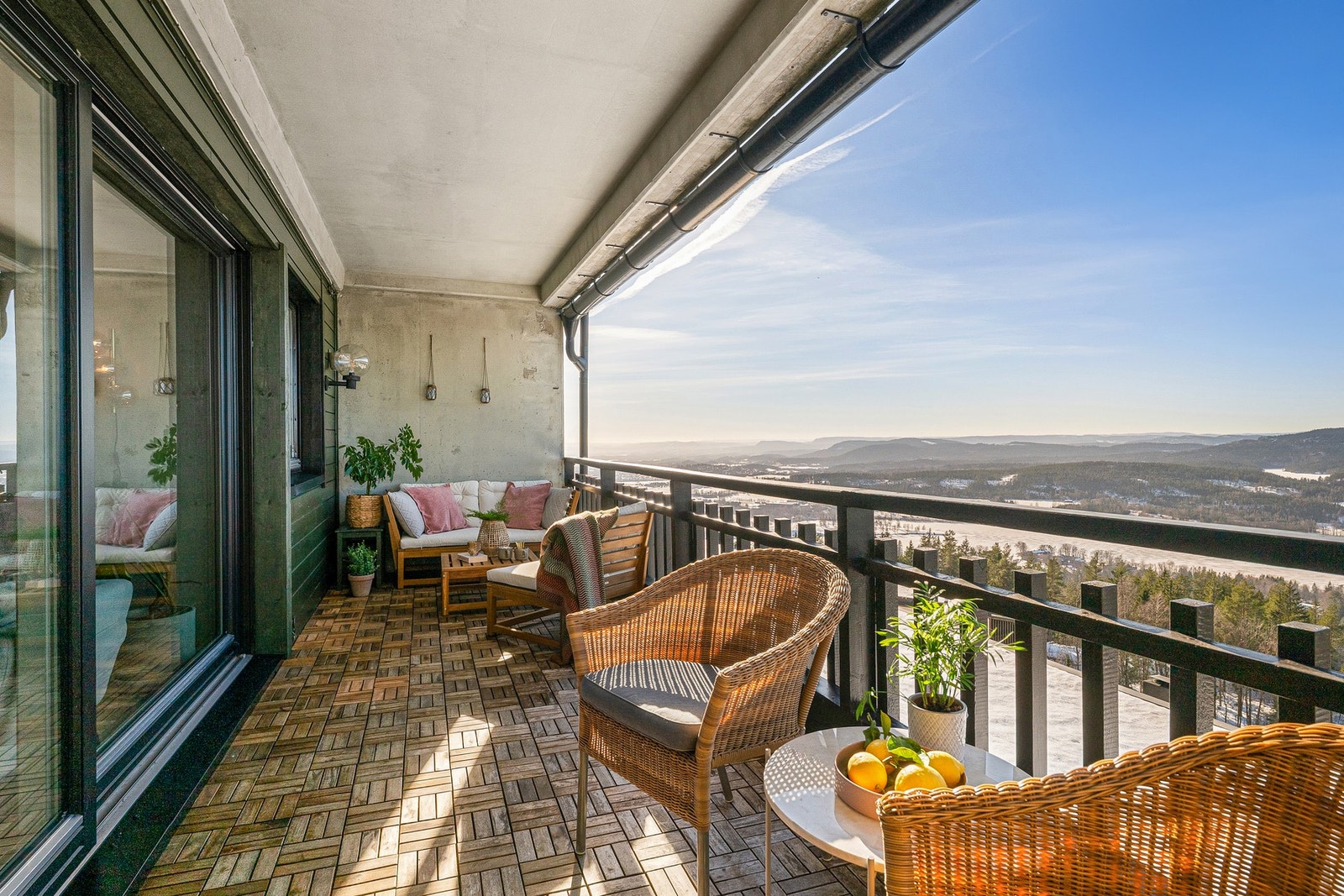 Lys og attraktiv 3-roms endeleilighet med vestvendt balkong på ca. 14 m², flott utsikt og gode solforhold. Galleribilde