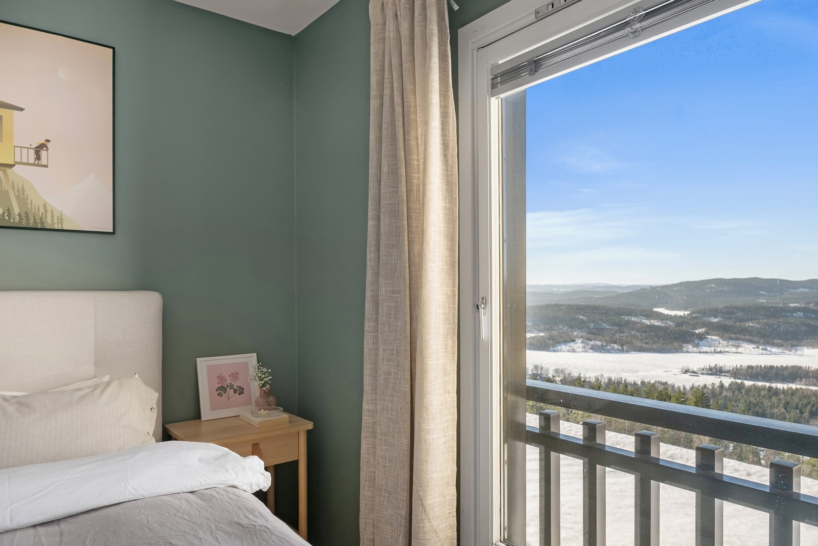 Fra soverommet kan du nyte flott utsikt mot Bogstadvannet og Bærumsmarka. Galleribilde