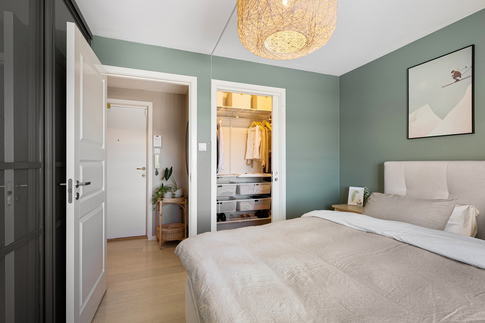 Soverommet har i tillegg tilgang til et eget omkledningsrom som gir gode oppbevaringsmuligheter. Galleribilde