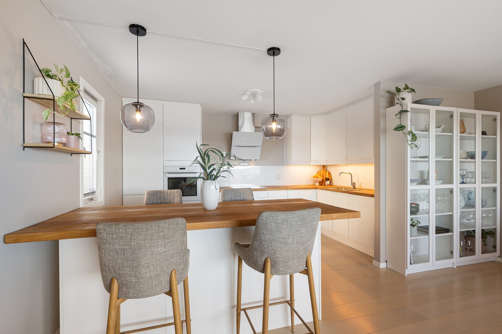 Stilig og moderne kjøkkeninnredning fra Epoq med hvite, glatte fronter og heltre benkeplate. Benkeplaten ble pusset og oljet i 2026. Galleribilde