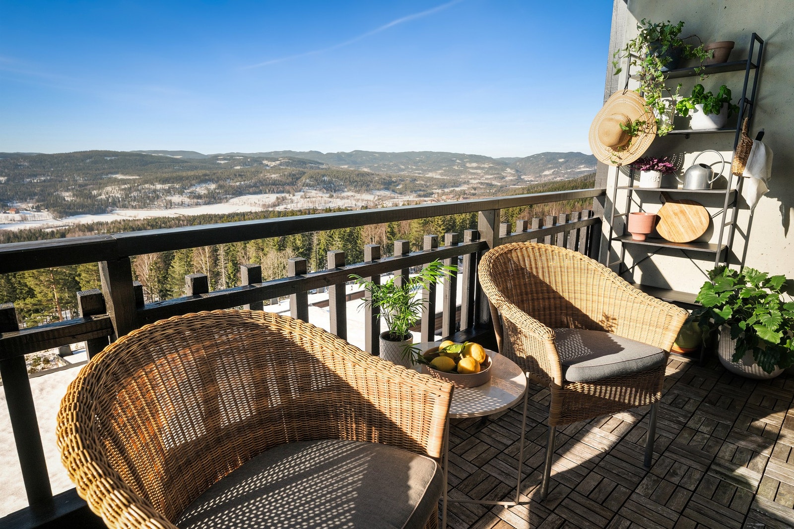 Opplev gode solforhold og spektakulære solnedganger fra egen balkong. Galleribilde
