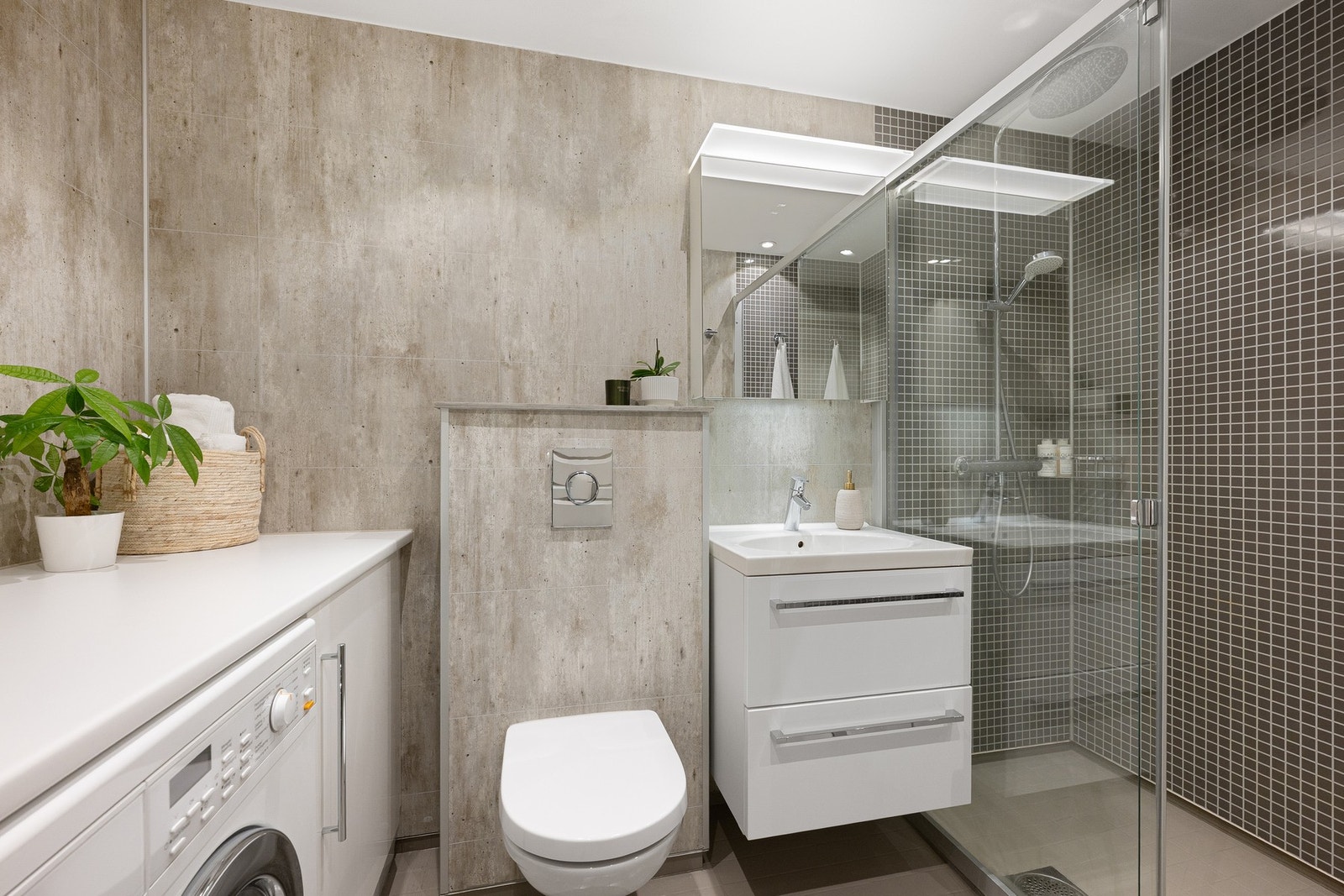 Delikat baderom oppgradert i 2017 med baderomsplater på vegger, ny baderomsinnredning, dusjløsning og armatur. Galleribilde