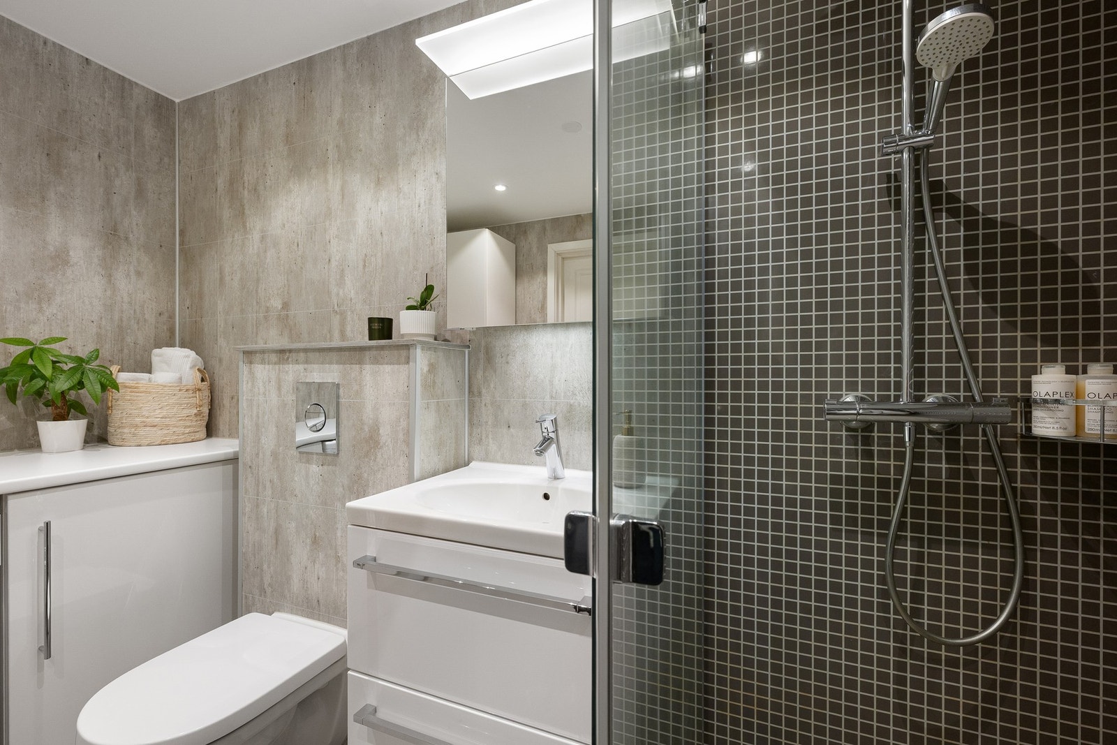 Stor regnfallsdusj med praktiske og plassbesparende skyvedører i glass. Galleribilde