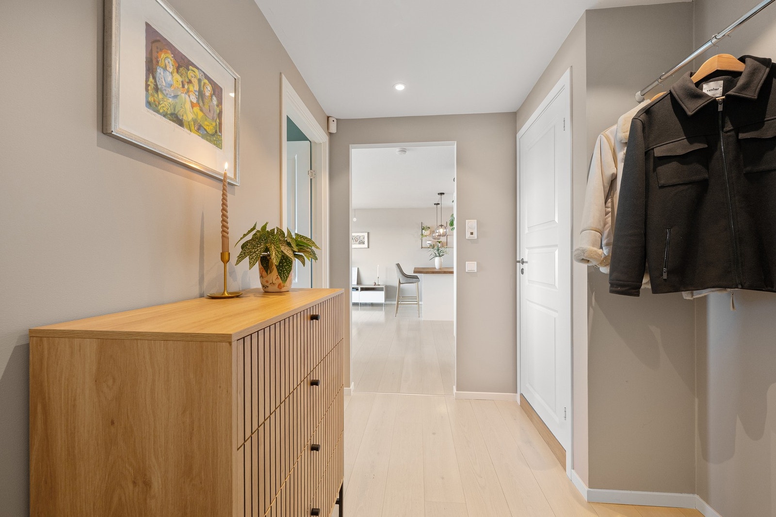 Innbydende entré med praktisk nisje for oppheng av ytterklær. Galleribilde