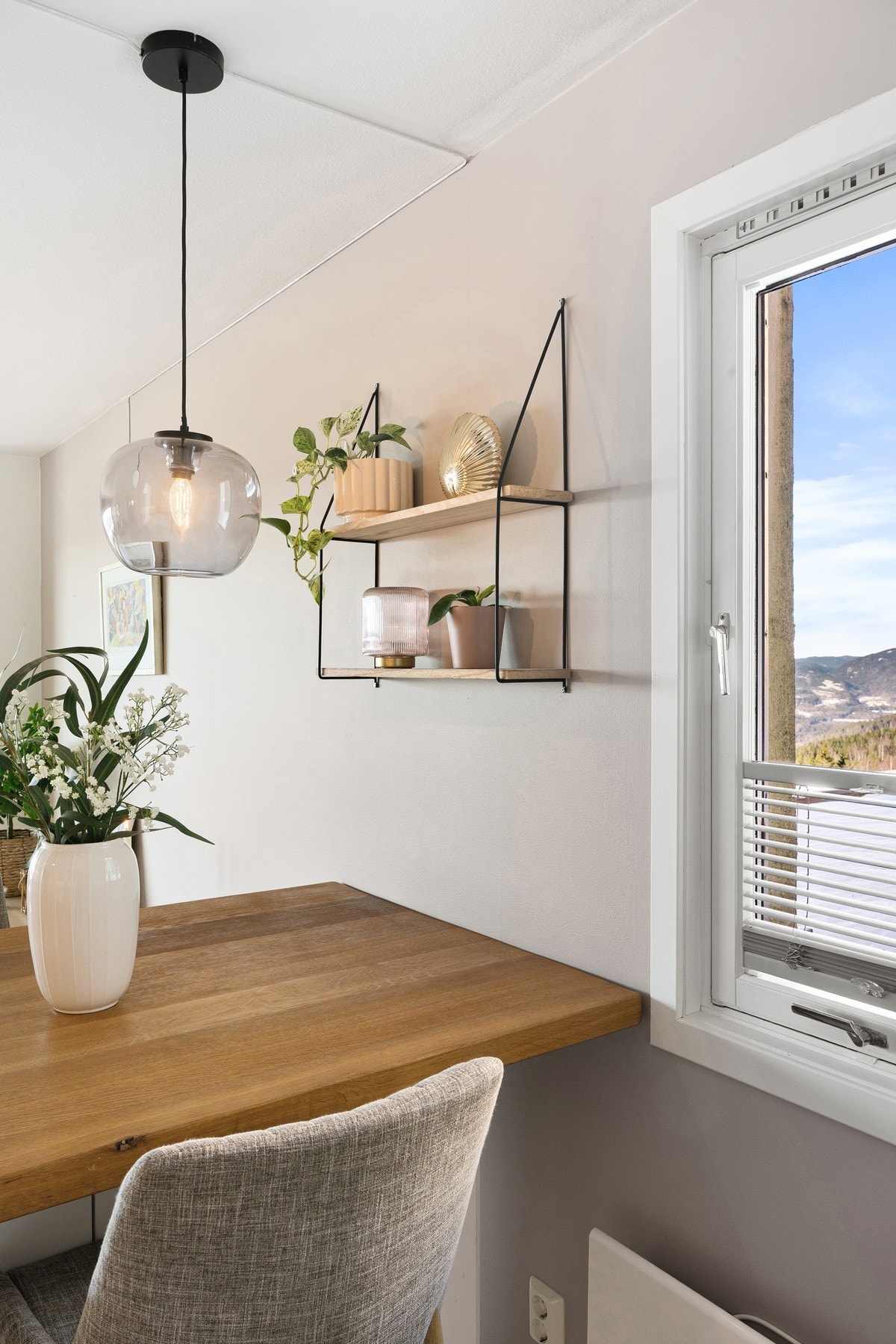 Endeleilighet med ekstra vindu i gavlvegg som bidrar til økt lysinnslipp. Galleribilde