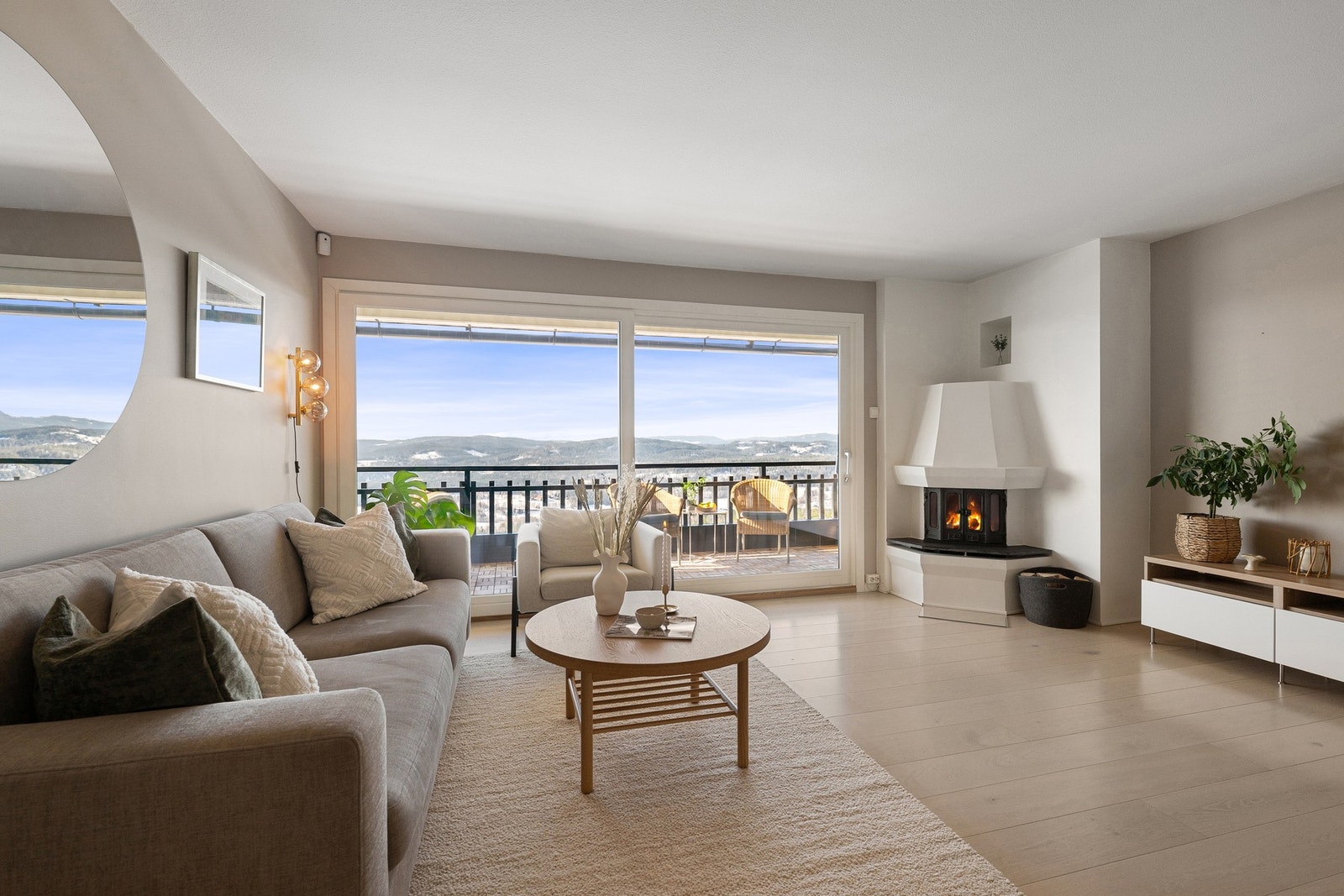 Leiligheten oppleves som lys og romslig, med malte overflater i tidsriktige farger. Veggene i stue/kjøkken, gang og begge soverom ble malt i 2026. Galleribilde