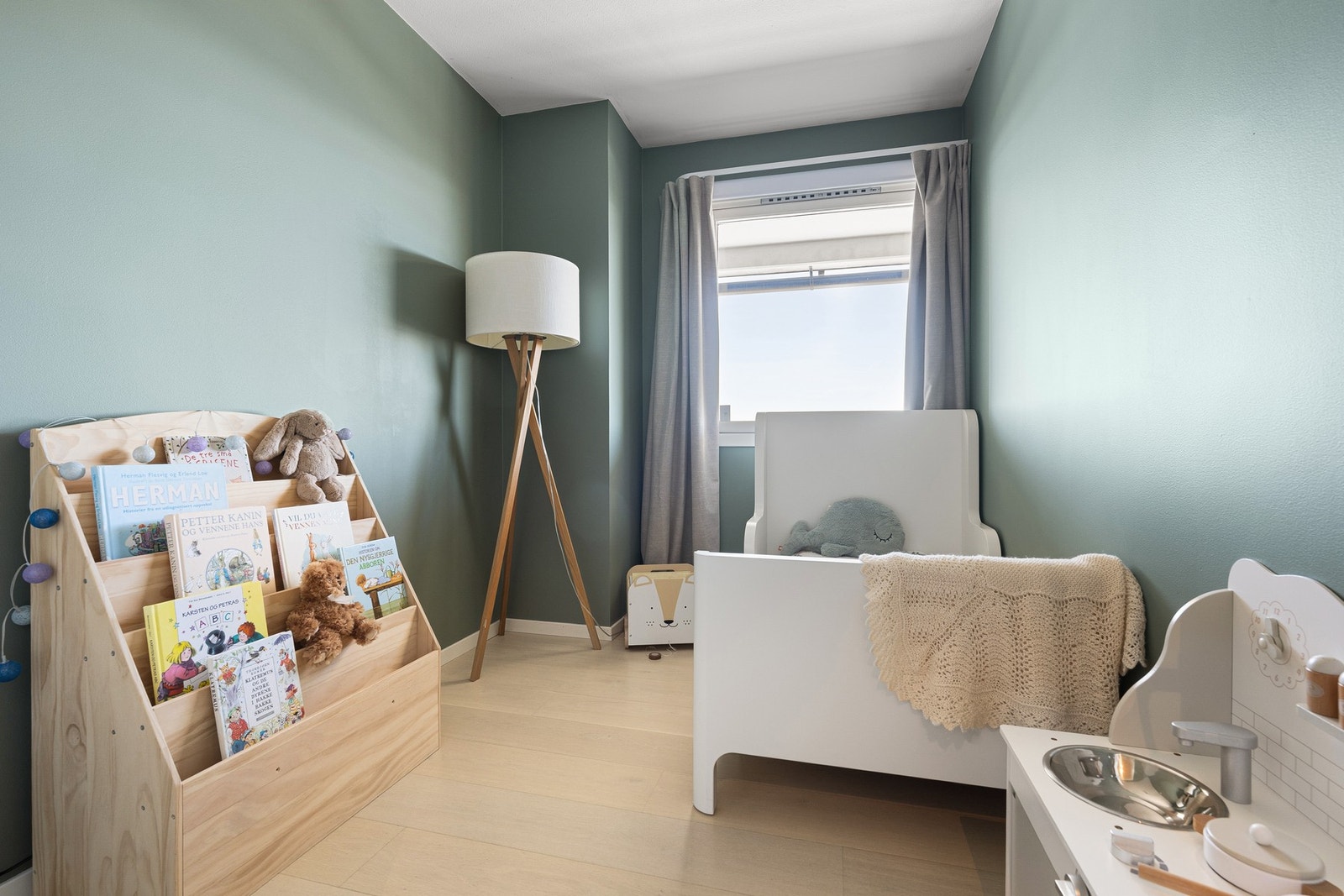 Soverom 2 egner seg godt som barnerom, hjemmekontor eller gjesterom. Galleribilde