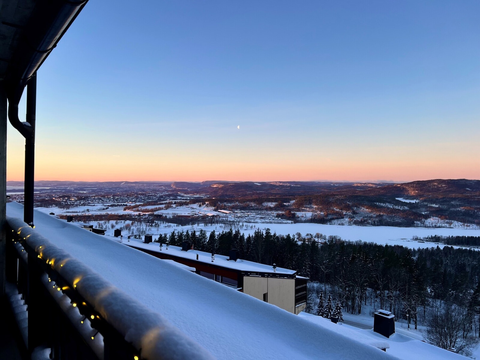 Boligen har en fantastisk beliggenhet på Holmenkollens vestside, med marka som nærmeste nabo. Galleribilde