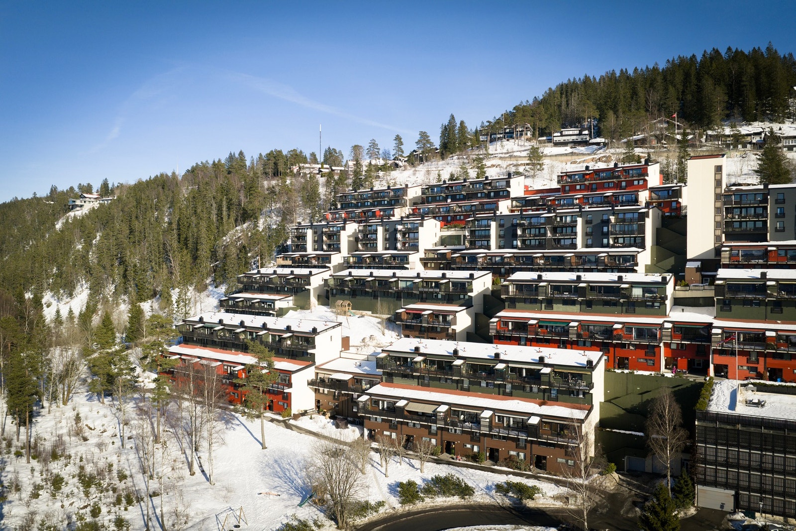 Unikt sameie med marka som nærmeste nabo og skiløyper rett utenfor døren. Det sentrale heishuset i midten tar deg effektivt ned til garasjen, opp til T-banen eller ned til bussholdeplassen. Galleribilde