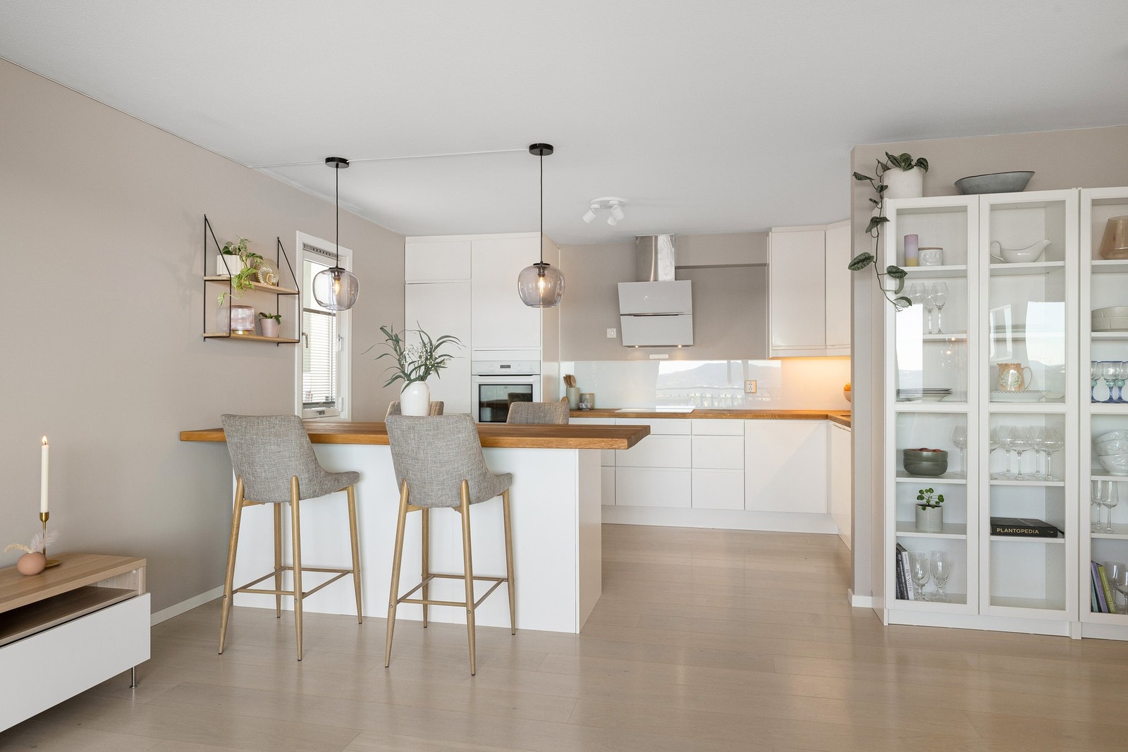 Praktisk barløsning mot stuen med god plass til å samle familie og venner. Galleribilde