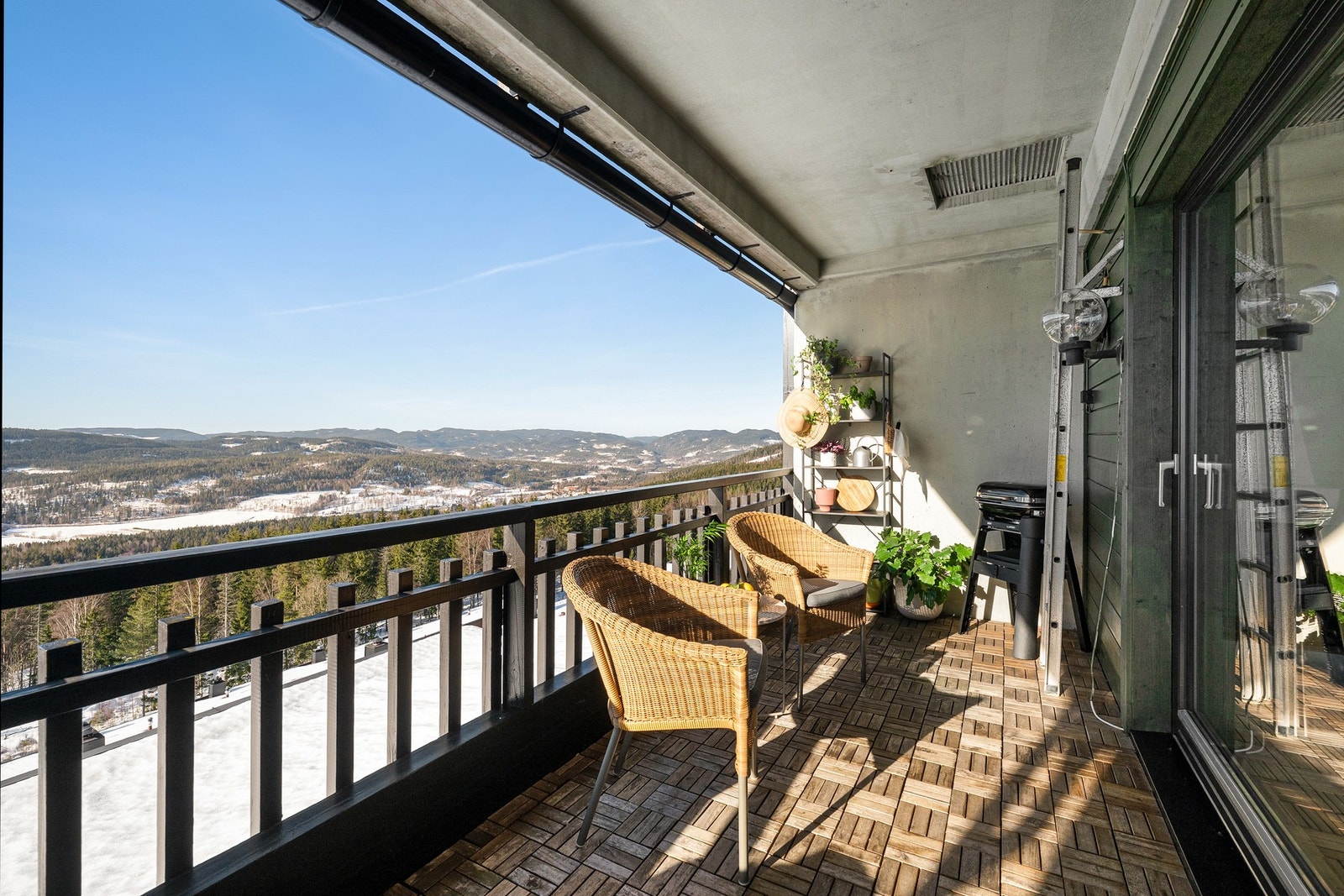 Leiligheten har en god intern beliggenhet og ligger høyt og fritt, med lite innsyn og fine utsiktsforhold. Galleribilde