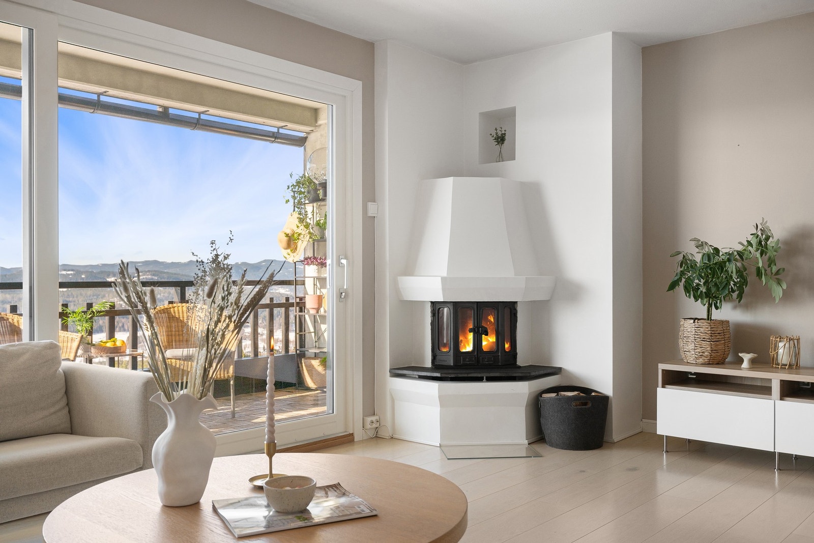 Koselig peis i stuen som gir både varme og stemning på kjølige dager. Galleribilde