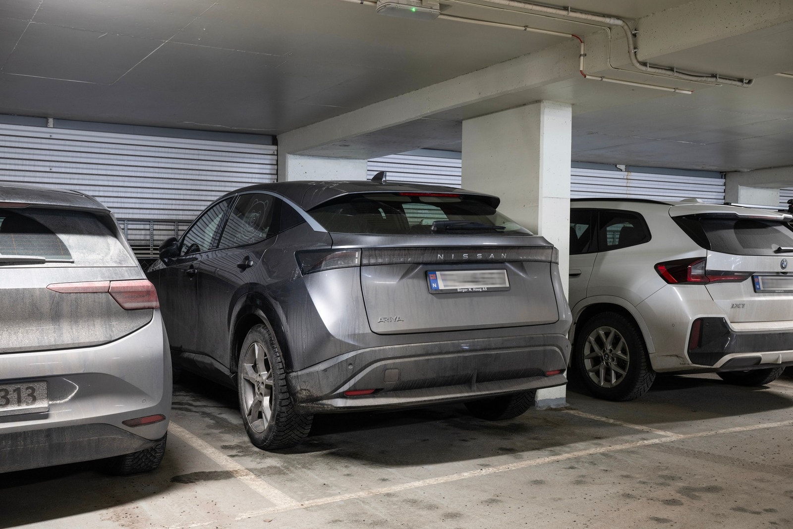 Leiligheten disponerer fast parkeringsplass nr. 217 i sameiets garasjeanlegg. Det er heisadkomst fra garasjen til inngangsplanet, og sameiet har i tillegg gode gjesteparkeringsmuligheter. Galleribilde