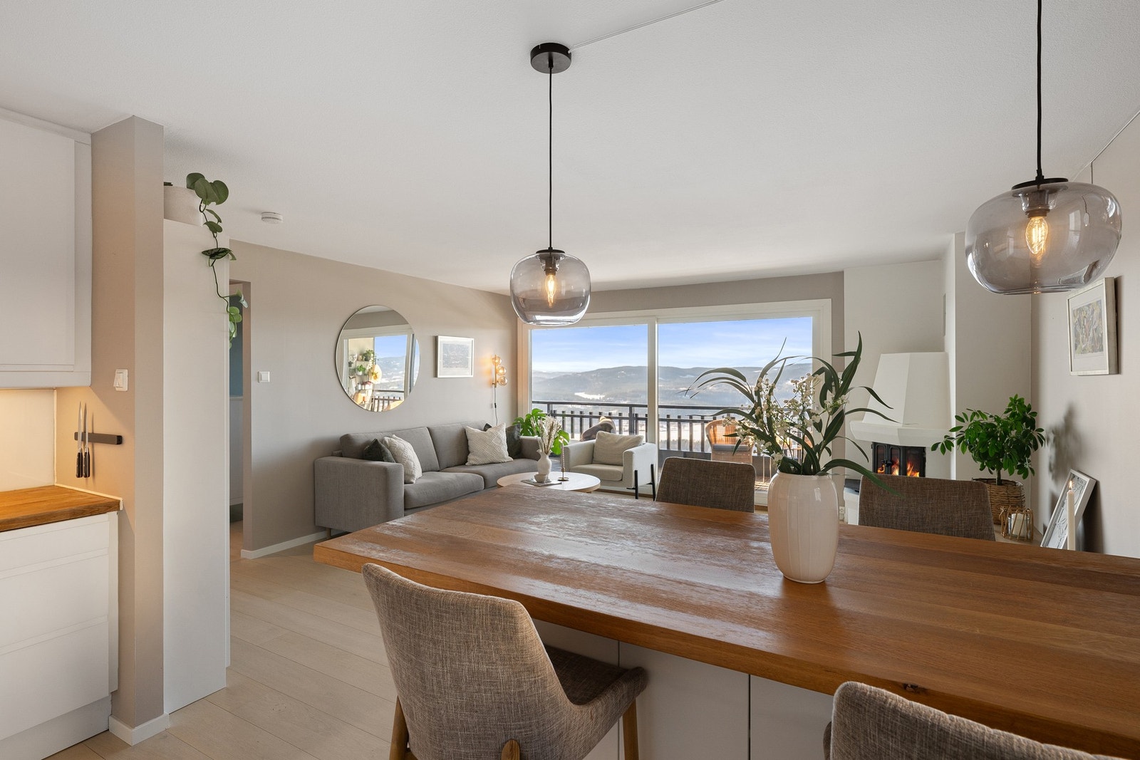 Leiligheten har åpen stue-/kjøkkenløsning, peis i stuen, kjøkken fra 2017 og flere oppgraderinger de senere årene, blant annet ny skyvedør mot balkongen i 2025 og nymalte overflater i 2026. Galleribilde