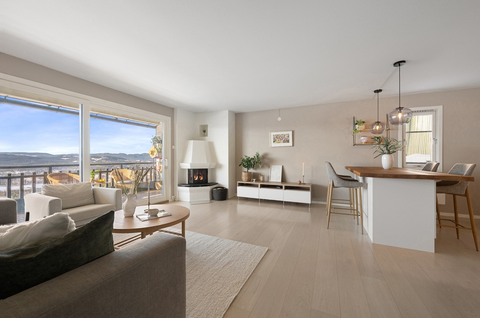 Åpen kjøkkenløsning mot stuen skaper en sosial og hyggelig atmosfære, med god plass til både matlaging og sosiale lag. Galleribilde