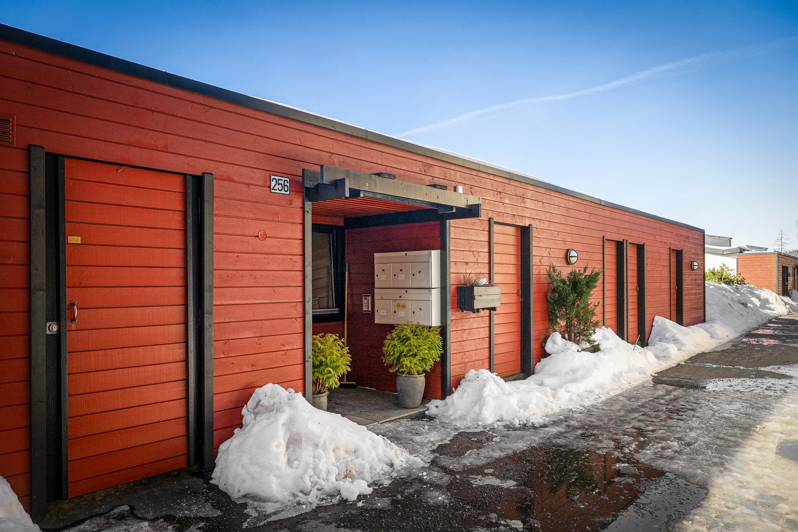 God lagringsplass med privat sportsbod ved inngangspartiet og tilgang til felles sykkelparkering og dekkbod i sameiets garasjeanlegg. Galleribilde