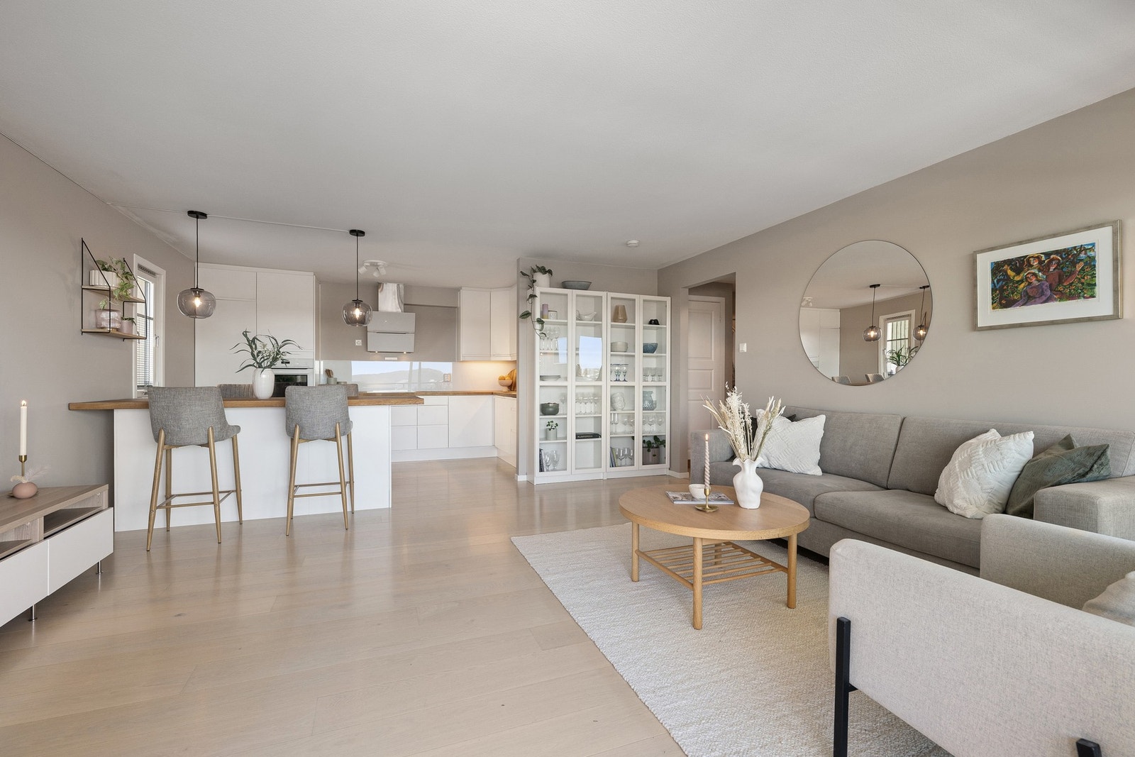 Stuen har gode møbleringsmuligheter med plass til romslig sofagruppe og tilhørende møblement. Galleribilde