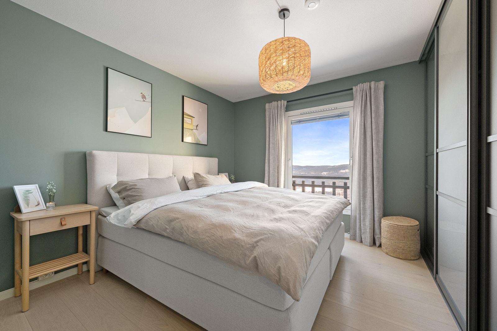 Romslig hovedsoverom med god plass til dobbeltseng, nattbord og en stor skyvedørsgarderobe. Galleribilde