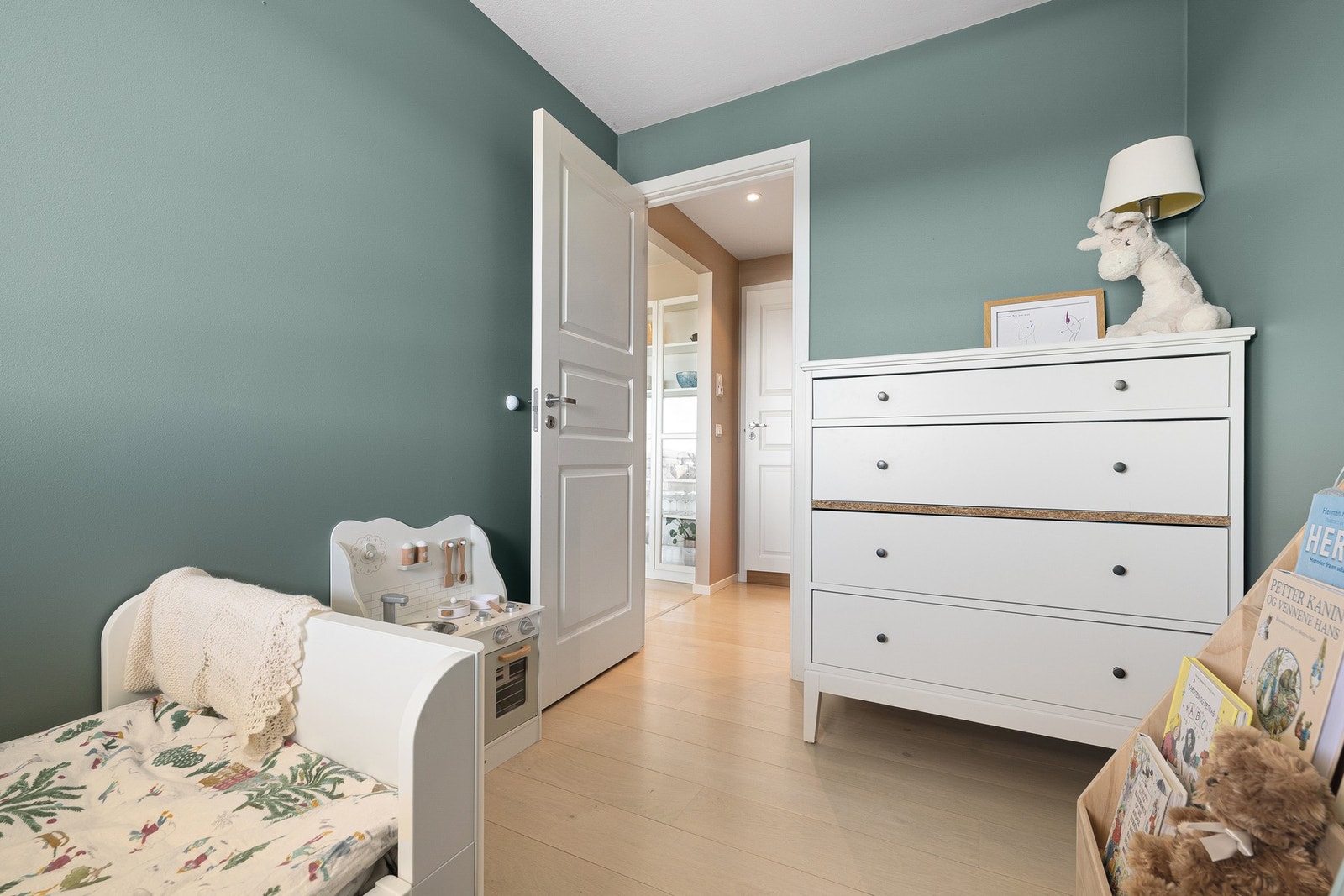 Lyst gulv og nymalte vegger fra 2026 gir rommet et lyst og innbydende preg. Galleribilde