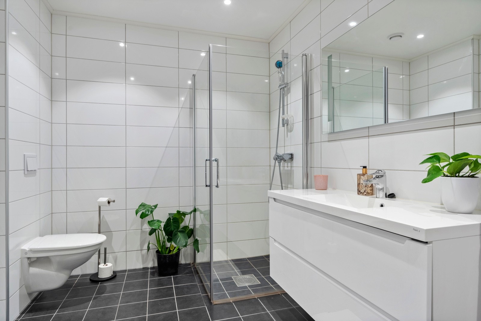 Bad med eget avhuke for vaskemaskin og tørketrommel. Galleribilde