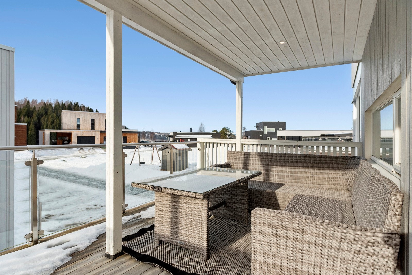 Takoverbygd veranda med gode solforhold fra tidlig morgen til ettermiddag/kveld. Galleribilde