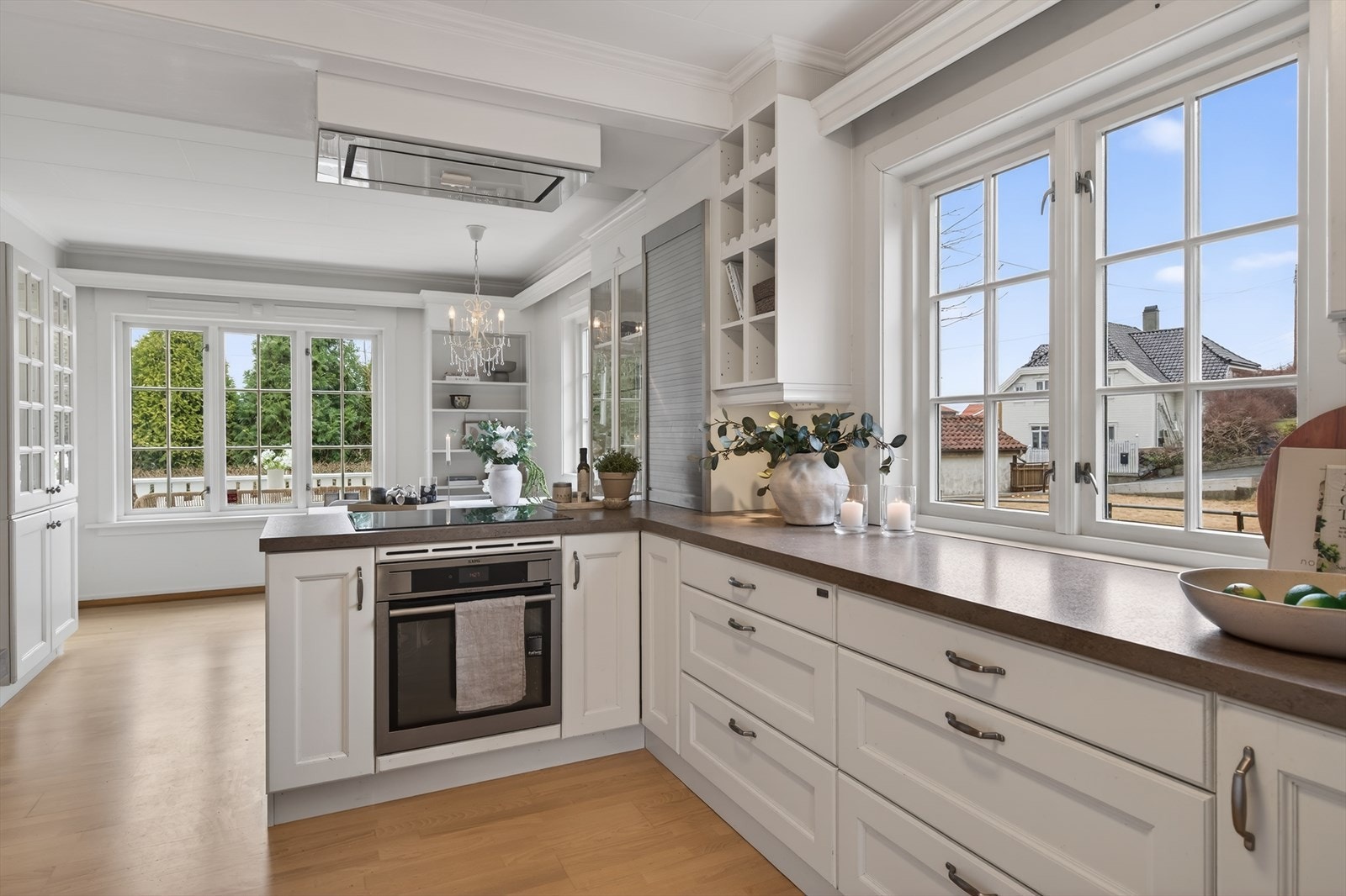 Lekkert kjøkken med god skap og benkeplass Galleribilde