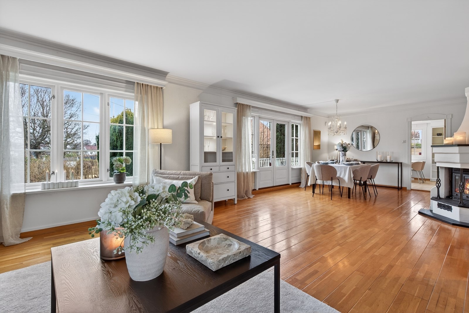 Stor stue med flere innrednings muligheter og soner Galleribilde