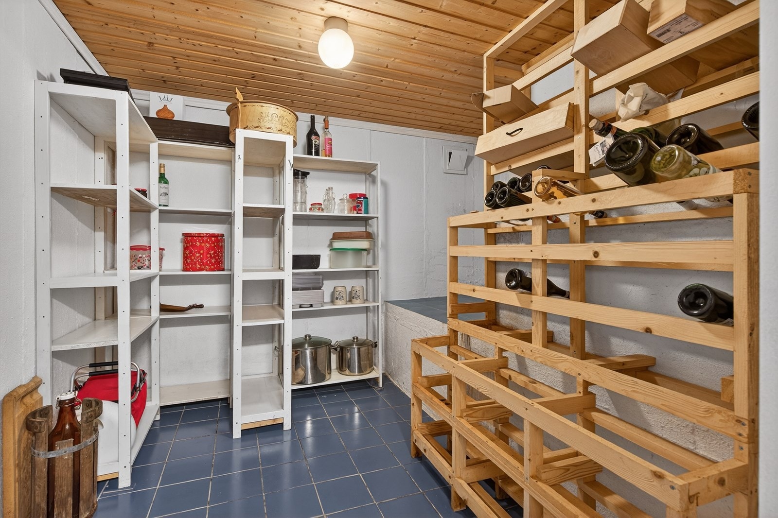 Masse lagring i kjeller Galleribilde