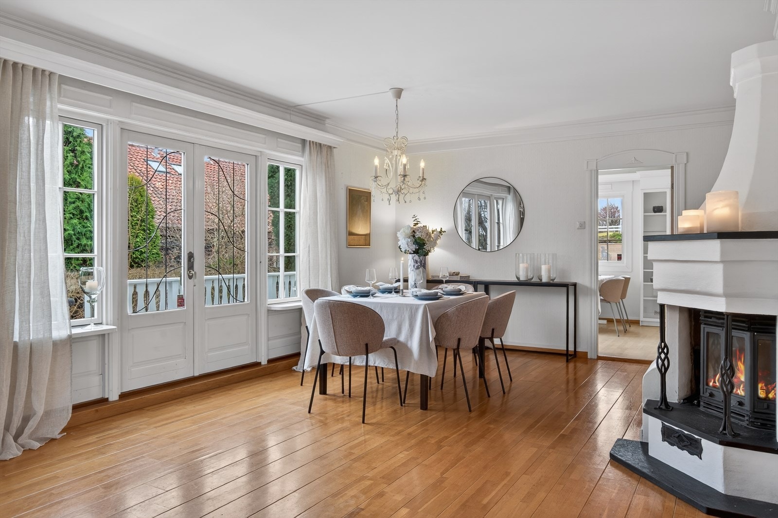 Utgang til terrasse og hage fra spisestuen Galleribilde