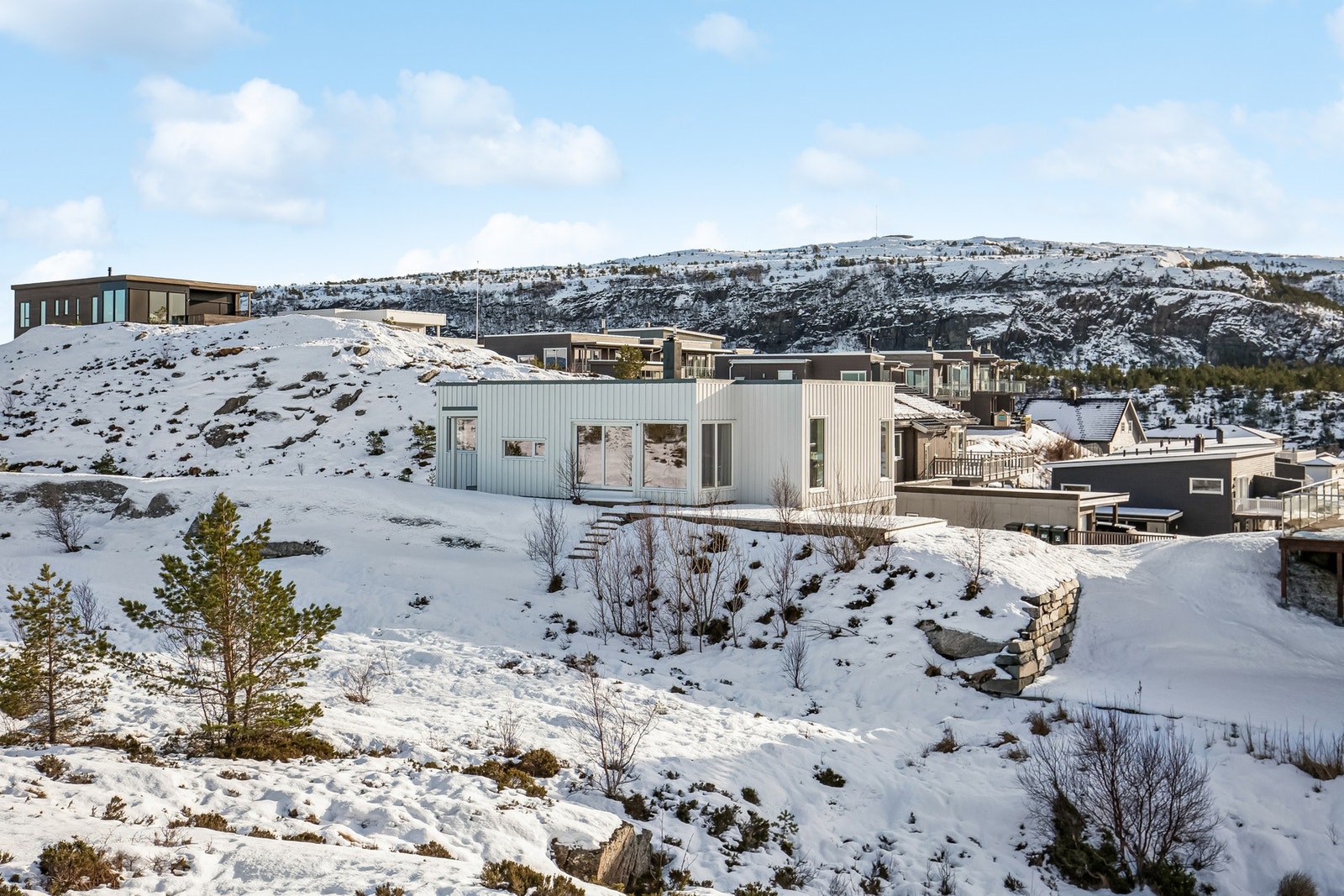 Eneboligen har meget god og usjenert beliggenhet i enden av Lomtjønna, uten gjennomgangstrafikk Galleribilde