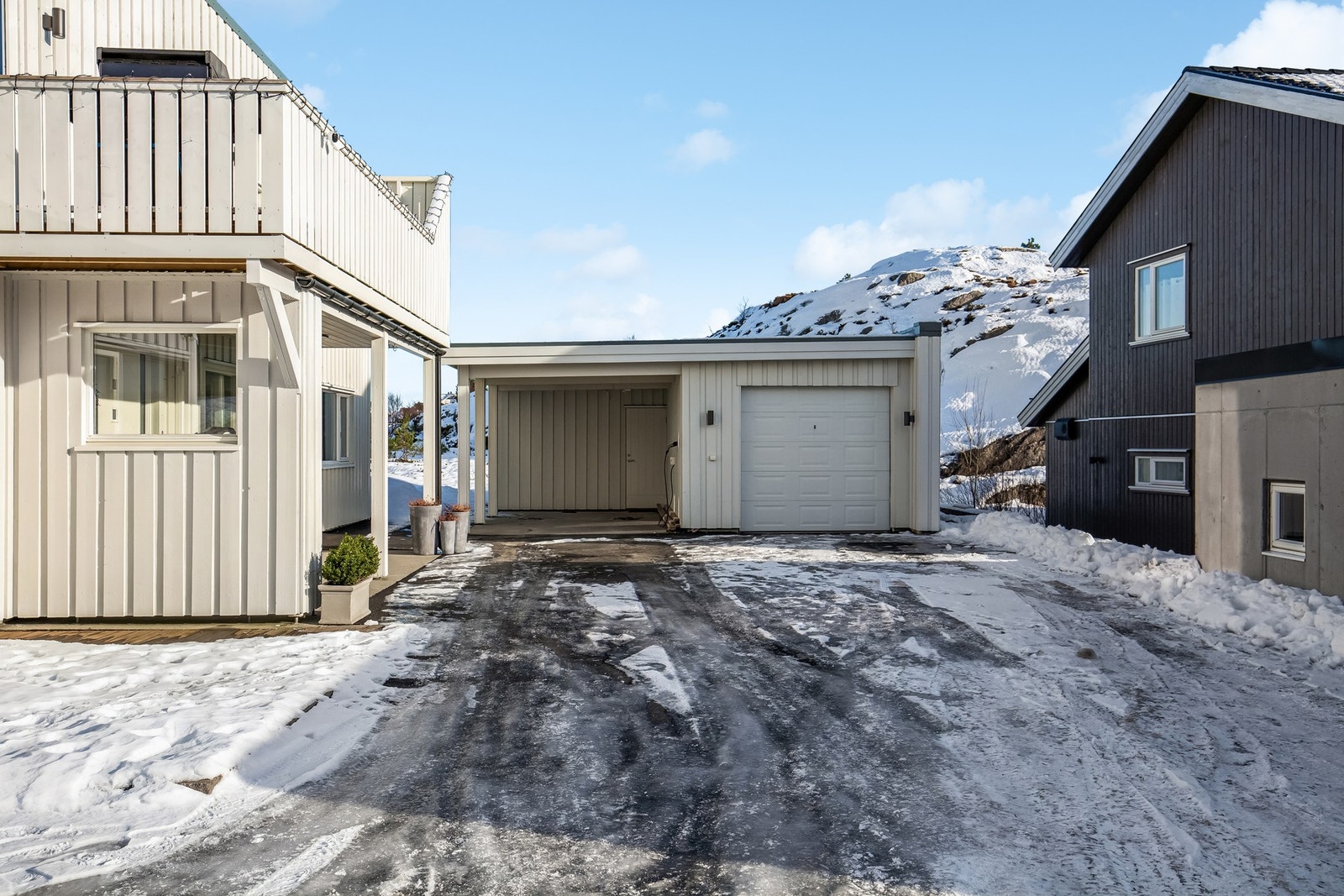 God plass til parkering i garasje, carport og på egen tomt Galleribilde