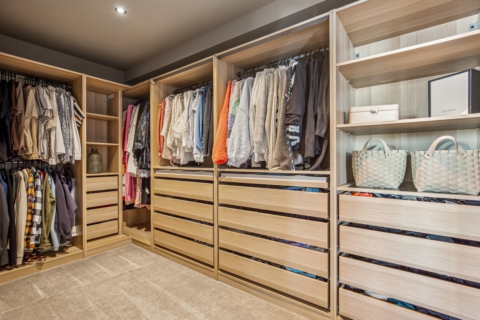 Garderoberom i tilknytning til hovedsoverom Galleribilde