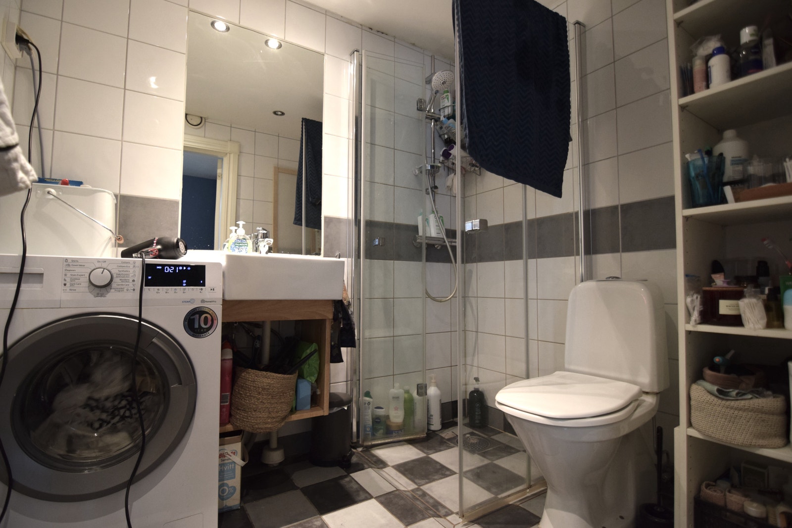 Bad med vaskemaskin. Galleribilde