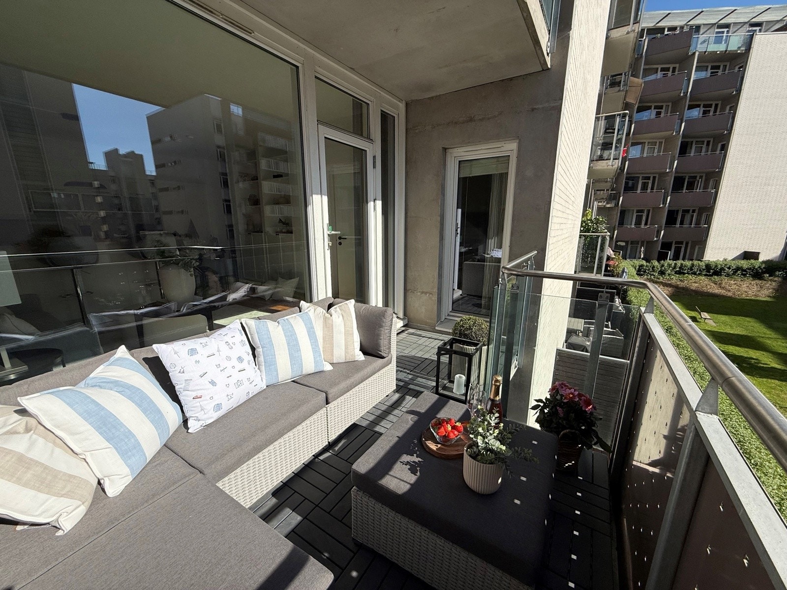 Det er gode solforhold på balkongen. Galleribilde