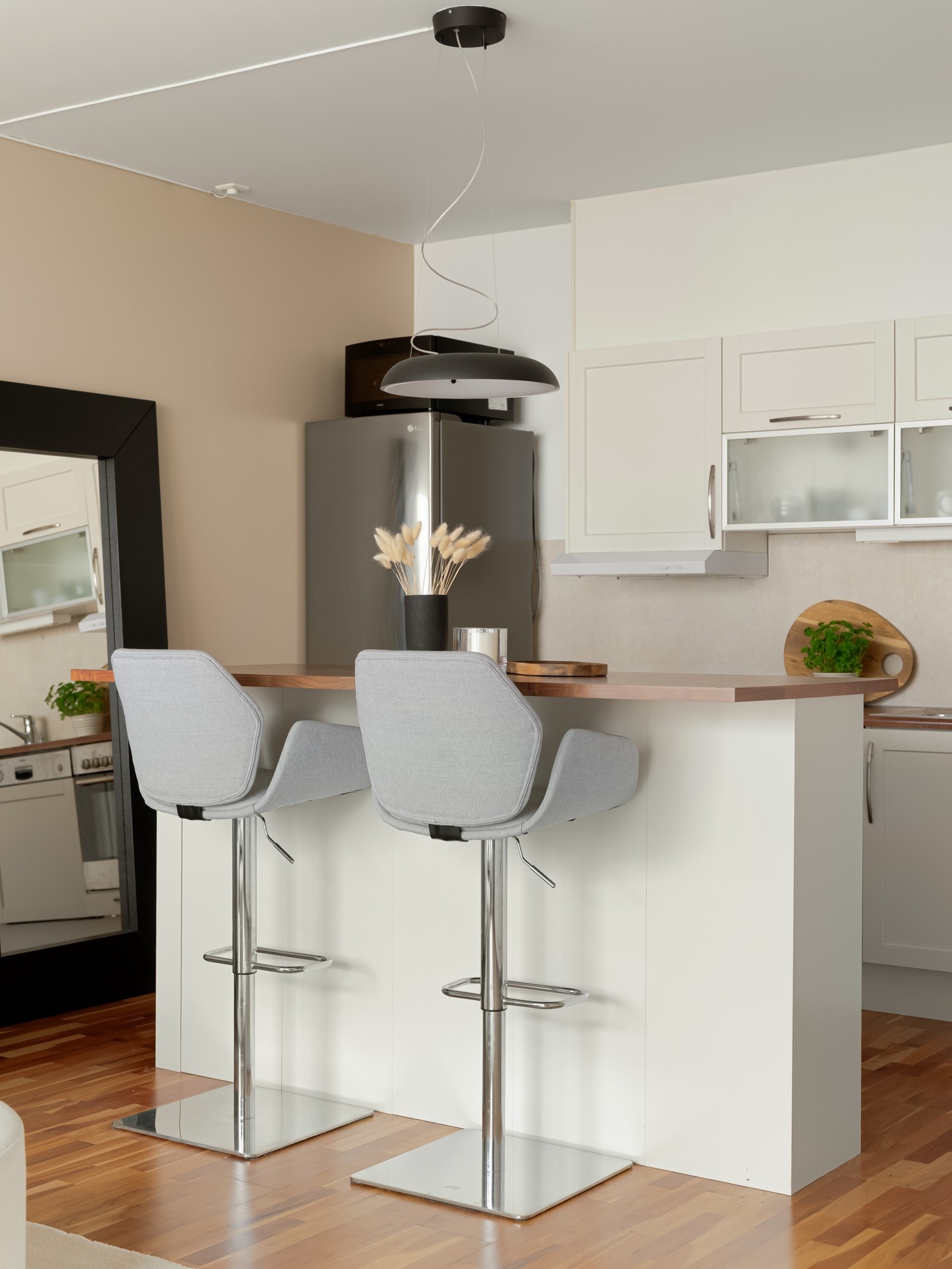 Praktisk spiseplass/barløsning på kjøkkenøyen. Galleribilde