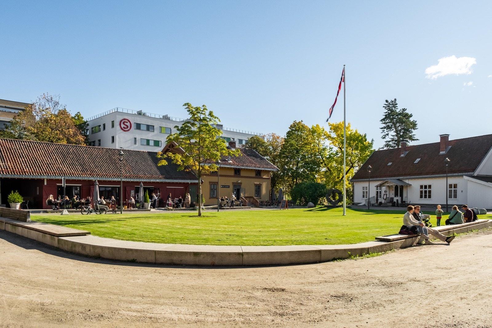 Fra boligen er det gangasvtand til Lillo gård med flere hyggelige spisesteder. Galleribilde