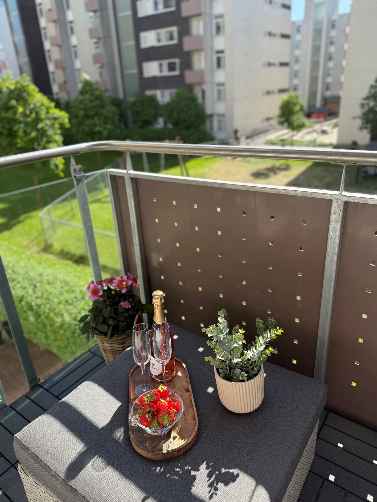 Balkongen vender mot indre, frodige fellesarealer. Galleribilde