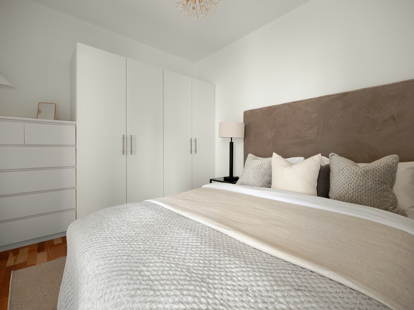 Gode oppbevaringsmuligheter i gardeorbeskapsrekke, samt plass for ytterlige oppbeavring eller hjemmekontor. Galleribilde