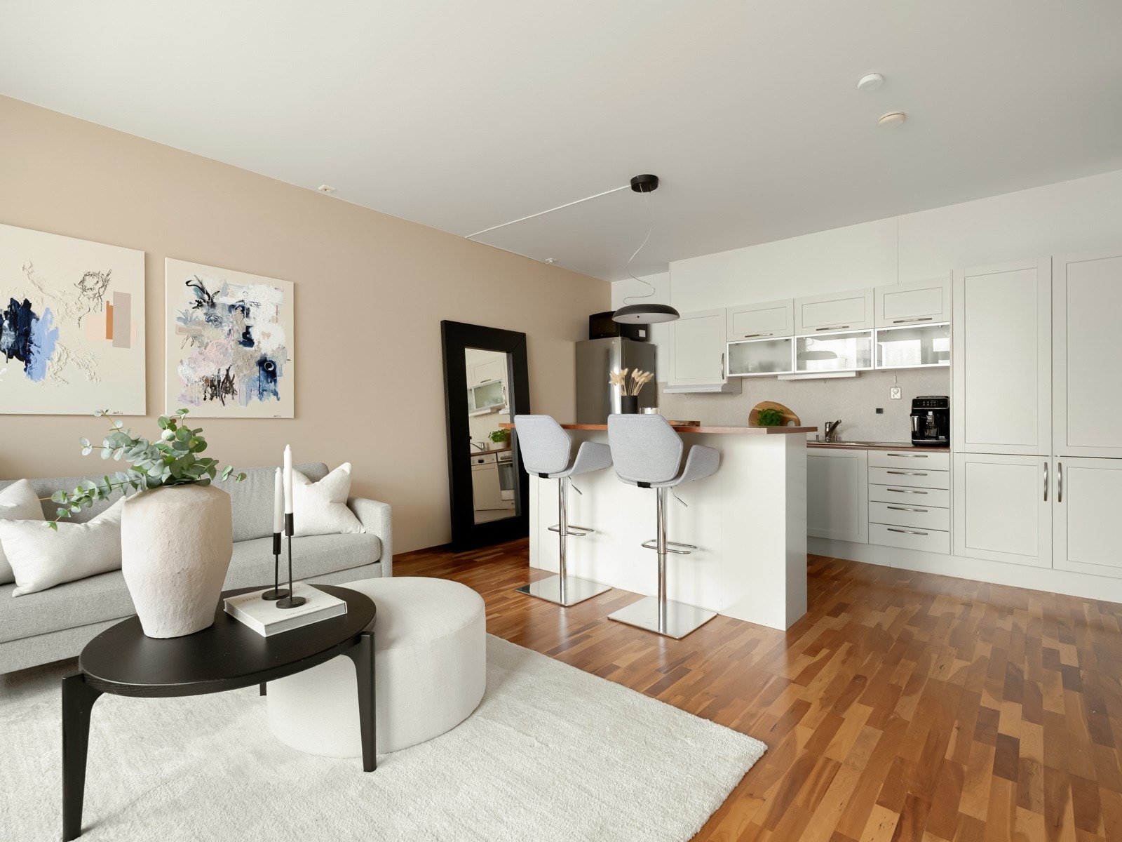 Boligen har en moderne åpen stue- og kjøkkenløsning. Galleribilde