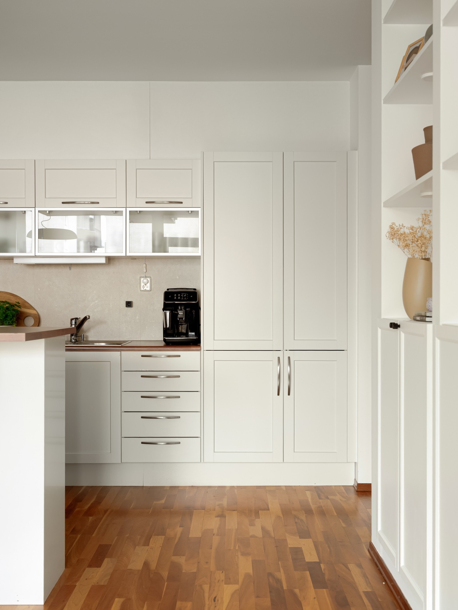 Svært gode oppbevaringsmuligheter og arbeidsflater. Galleribilde