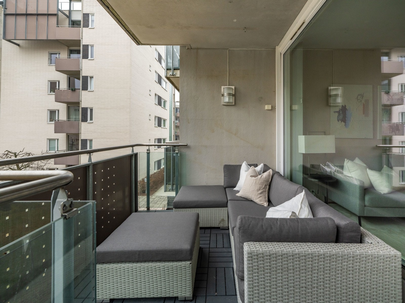 Fra stuen er det utgang til vestvendt balkong på ca. 8 kvm. Galleribilde