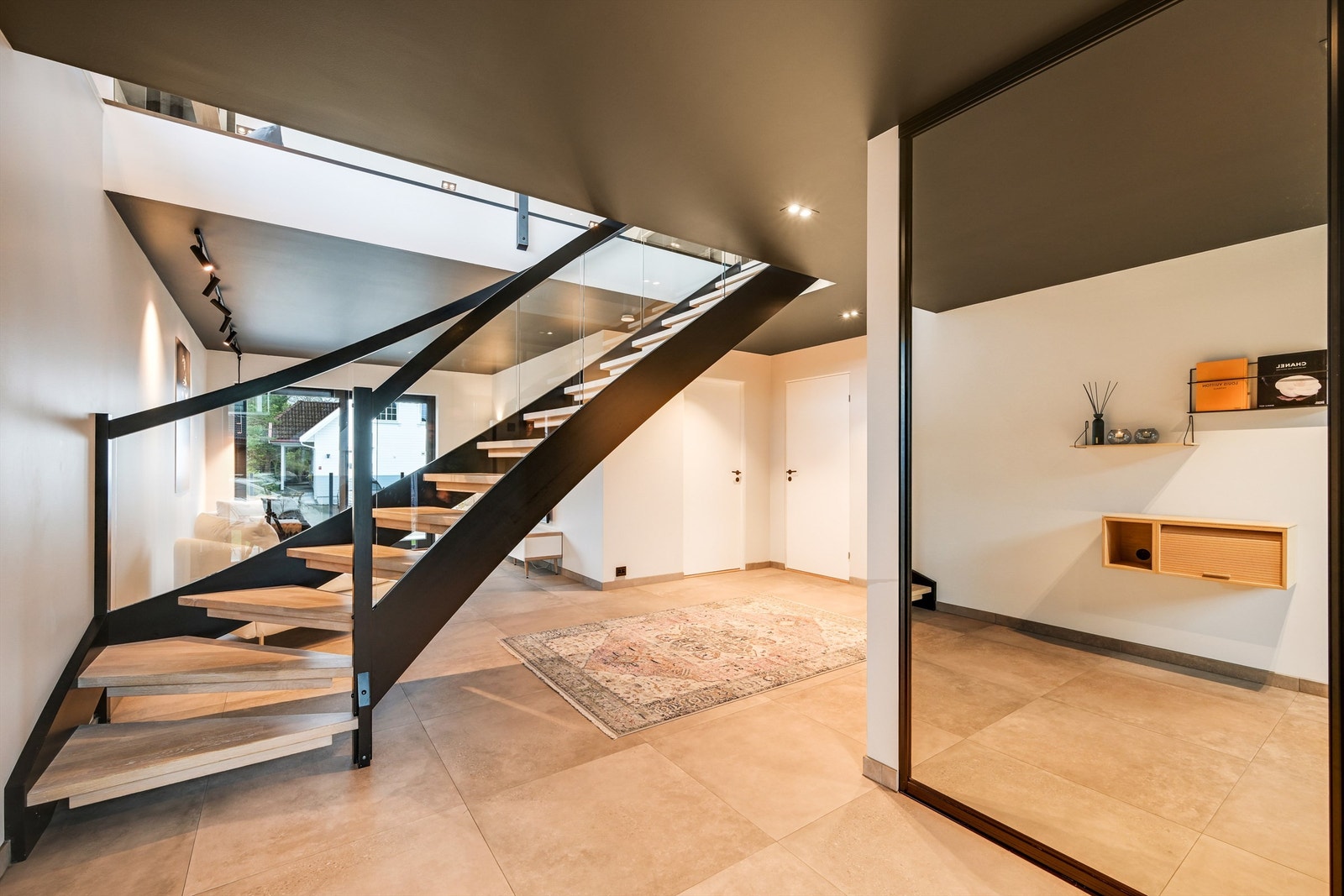 Hall med garderobeskap Galleribilde