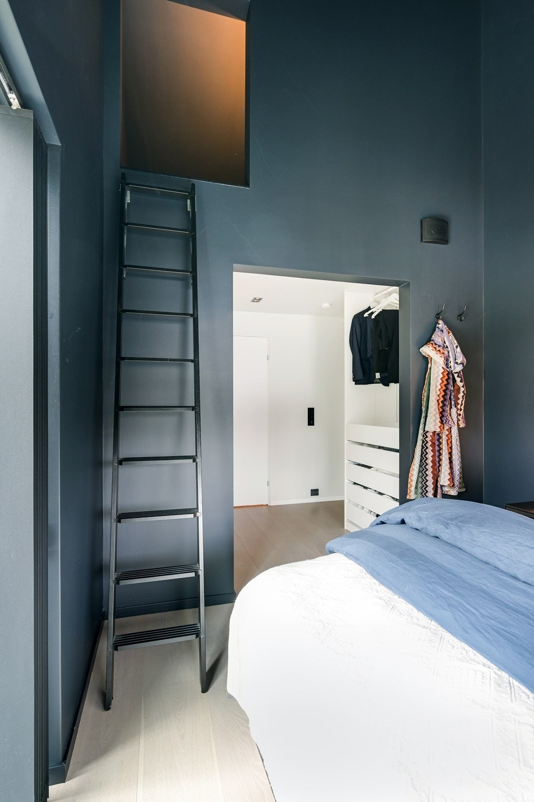 Gode lagringsmuligheter med "hems" på soverommet Galleribilde